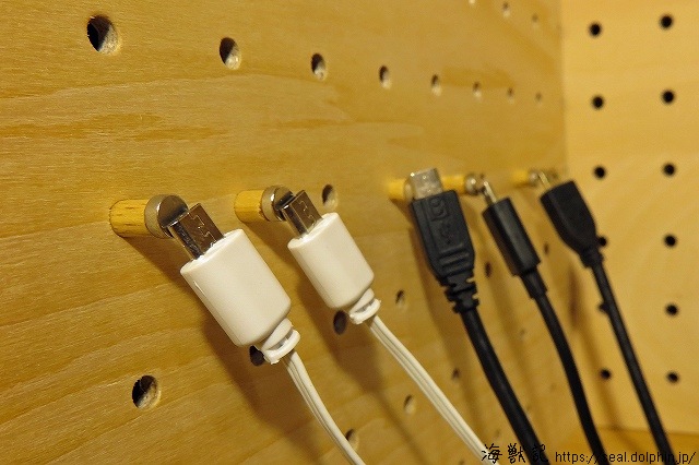 スマホ充電ケーブル Usbケーブルは磁石でシンプルに収納する 2畳書斎の収納工夫 海獣記