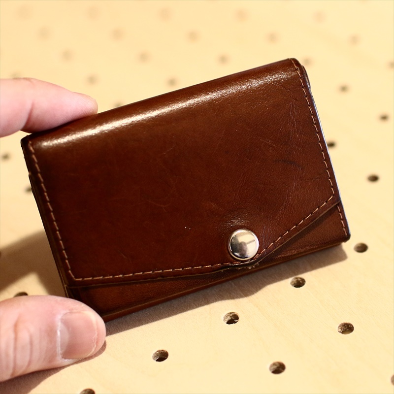 小さい財布・ブッテーロレザーエディション（キャメル）の使用開始１年 